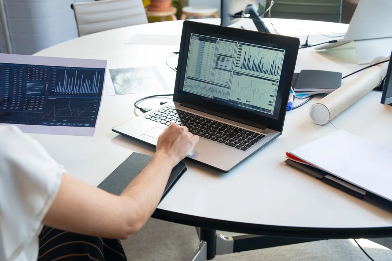 Análisis de información contable en una computadora