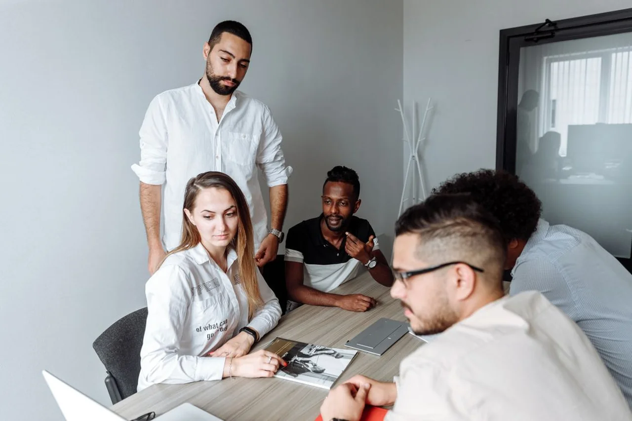 Profesionales trabajando en equipo alrededor de una mesa
